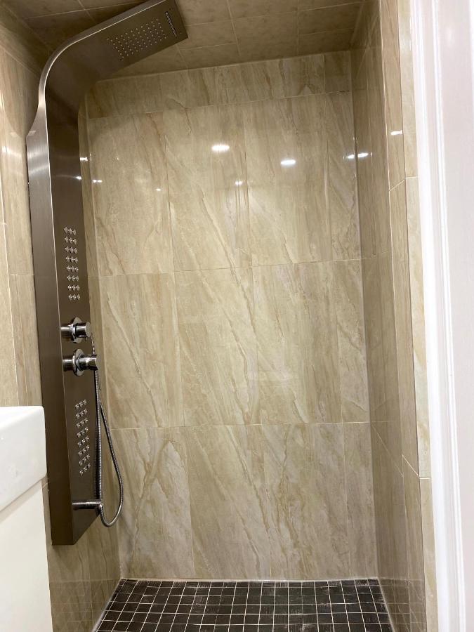 Entire Basement With 3 Bedrooms 尼亚加拉瀑布城 外观 照片