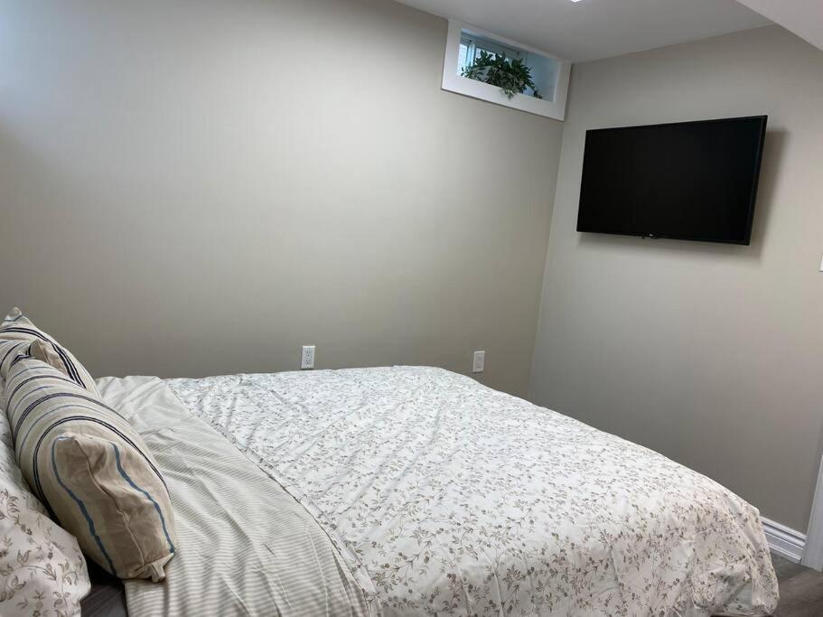 Entire Basement With 3 Bedrooms 尼亚加拉瀑布城 外观 照片