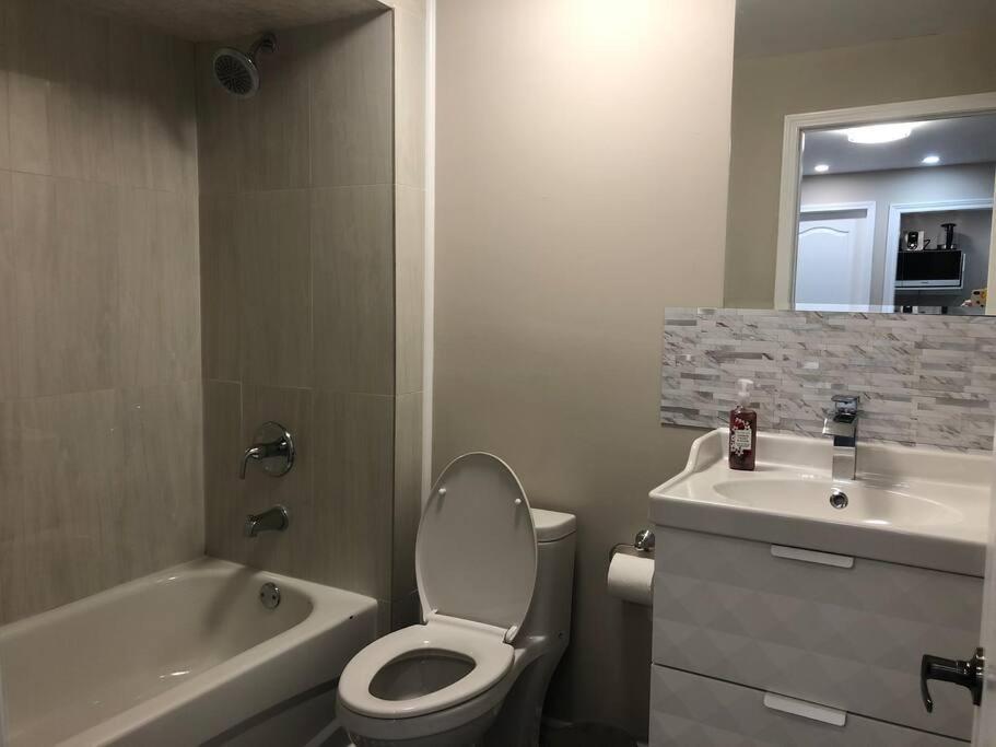 Entire Basement With 3 Bedrooms 尼亚加拉瀑布城 外观 照片