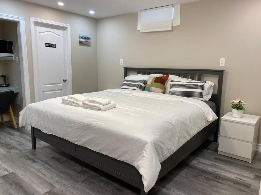 Entire Basement With 3 Bedrooms 尼亚加拉瀑布城 外观 照片