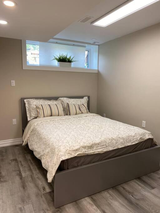 Entire Basement With 3 Bedrooms 尼亚加拉瀑布城 外观 照片